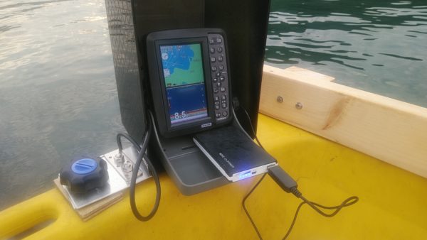ホンデックスの魚探の振動子を自作ステーでボートエースに取り付け